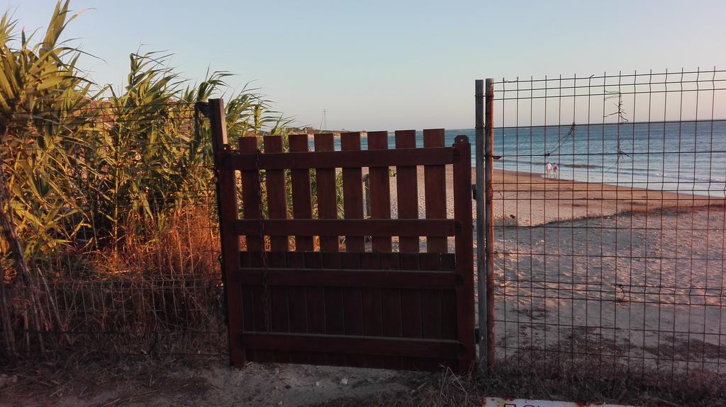 En Finca Las Dunas Dos Chalets Con Jacuzzis En Primera Linea De Playa , Uno De 4 Dormitorios Y Otro De 2 Dormitorios, Llama Al Seiscientos Veintisiete Cuatrocientos Diecisiete Trescientos Noventa Y Ocho Rota Exterior foto